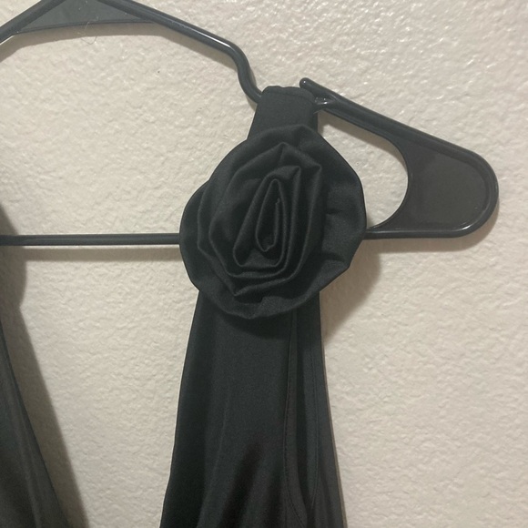 NWT Commense Open Back Black Jumpsuit Size Medium With Rose Accents - Picture 4 of 5